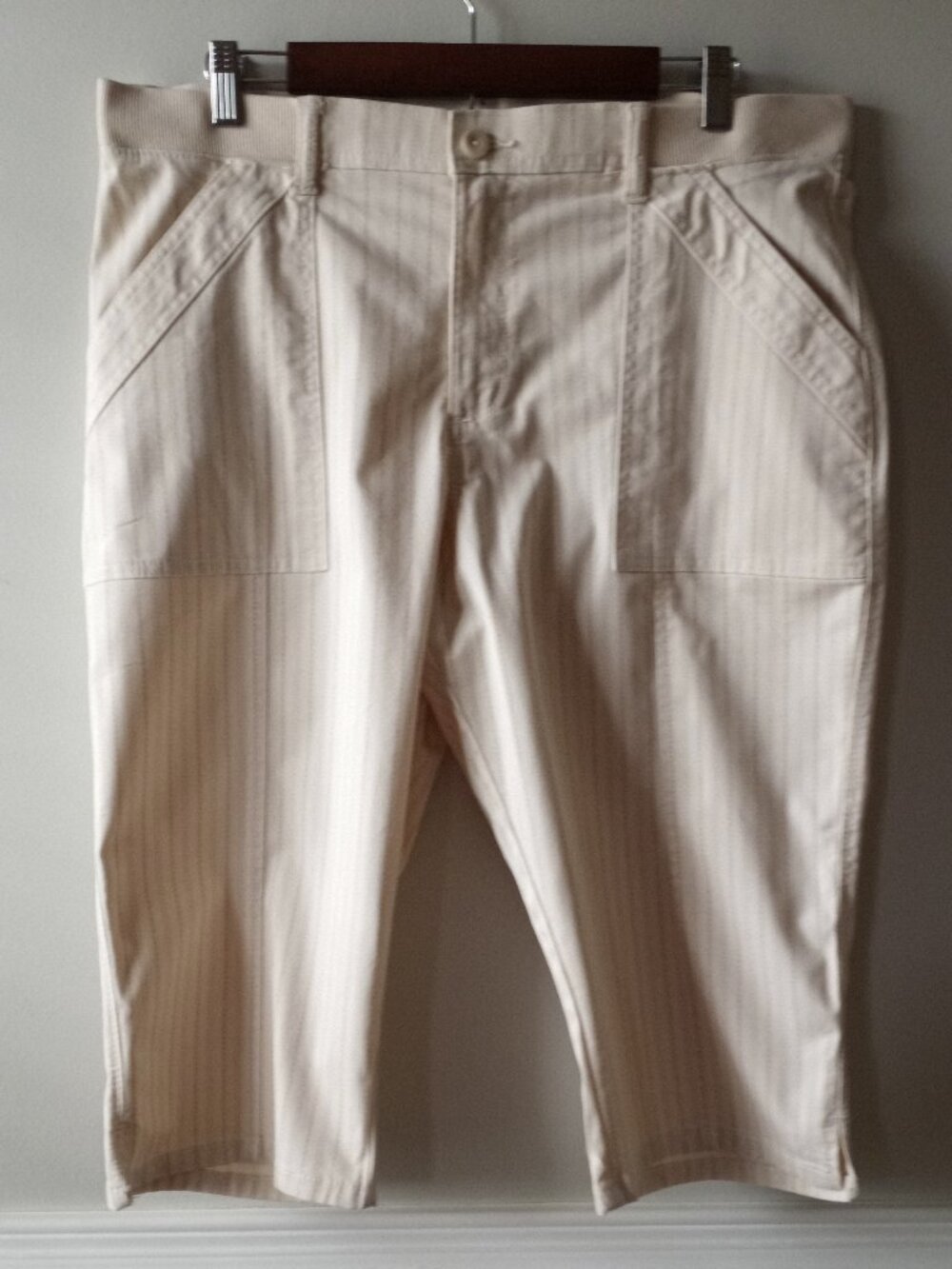 'Lee' Mid Rise Capri Relaxed Fit Size 14 EUC